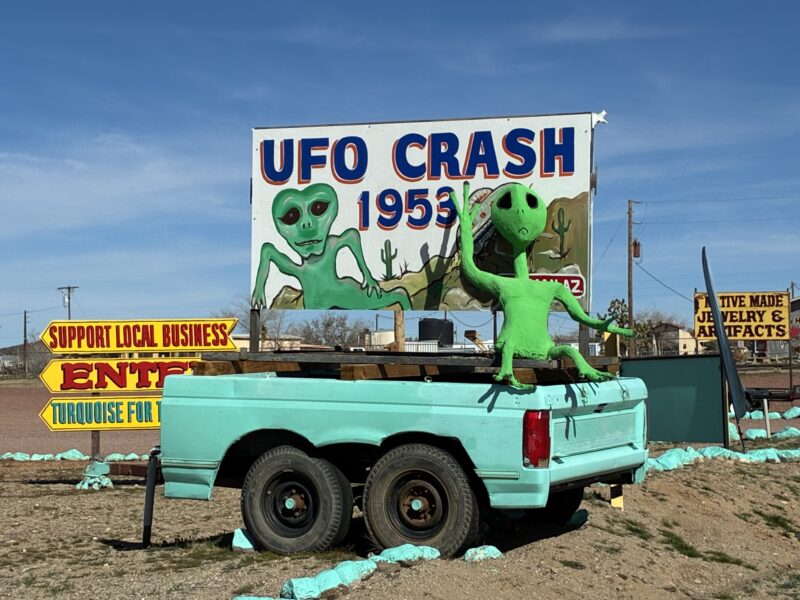 ラスベガス発：UFO エイリアン探求 ツアー（貸切りチャーター）５〜１０日間　日本語